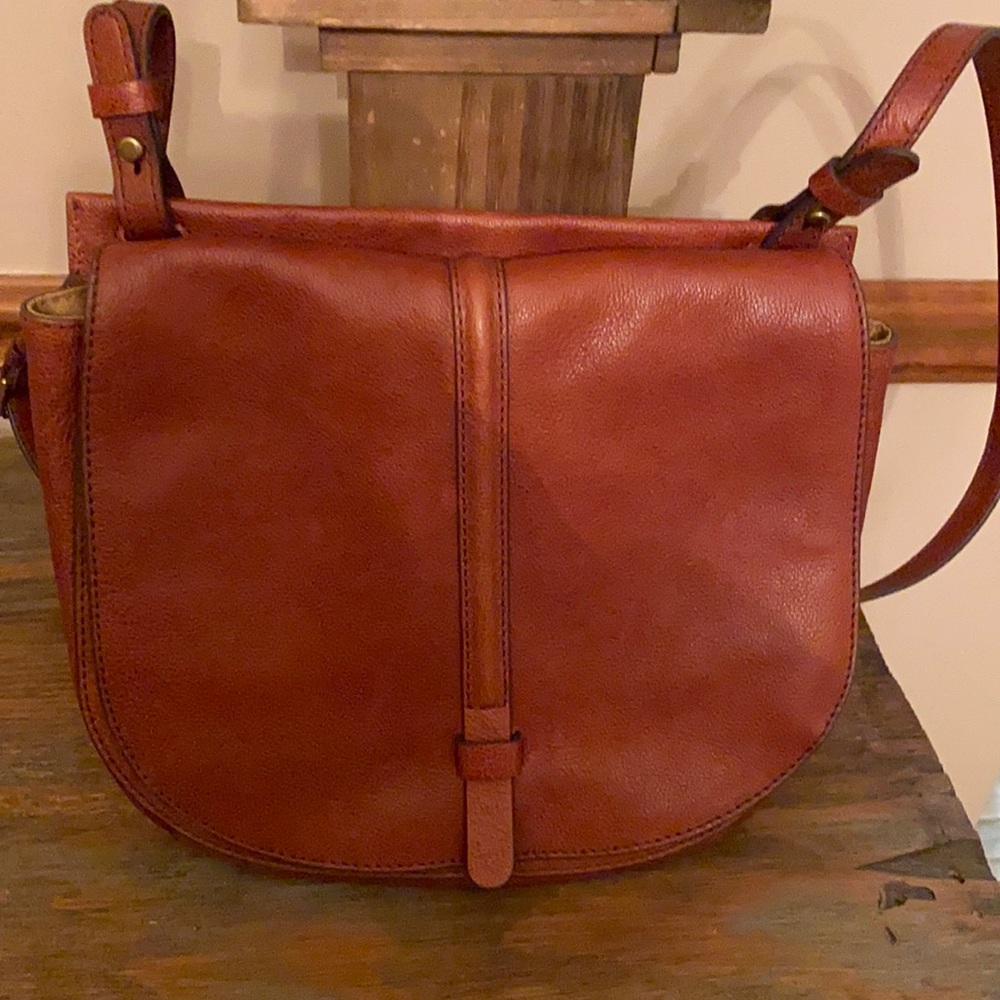 LIKE NEW Fossil leather crossbody purse.